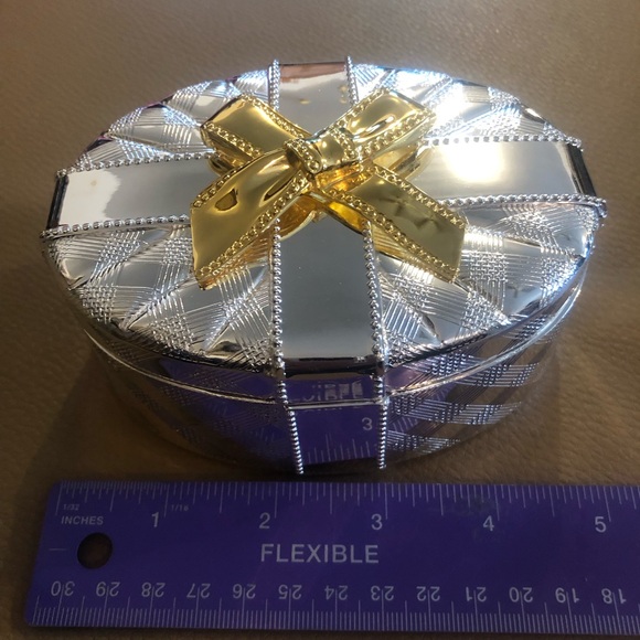 Oneida jewelry box gold plated ribbon. 4 x 3 silver plate velvet lined. - Picture 5 of 9